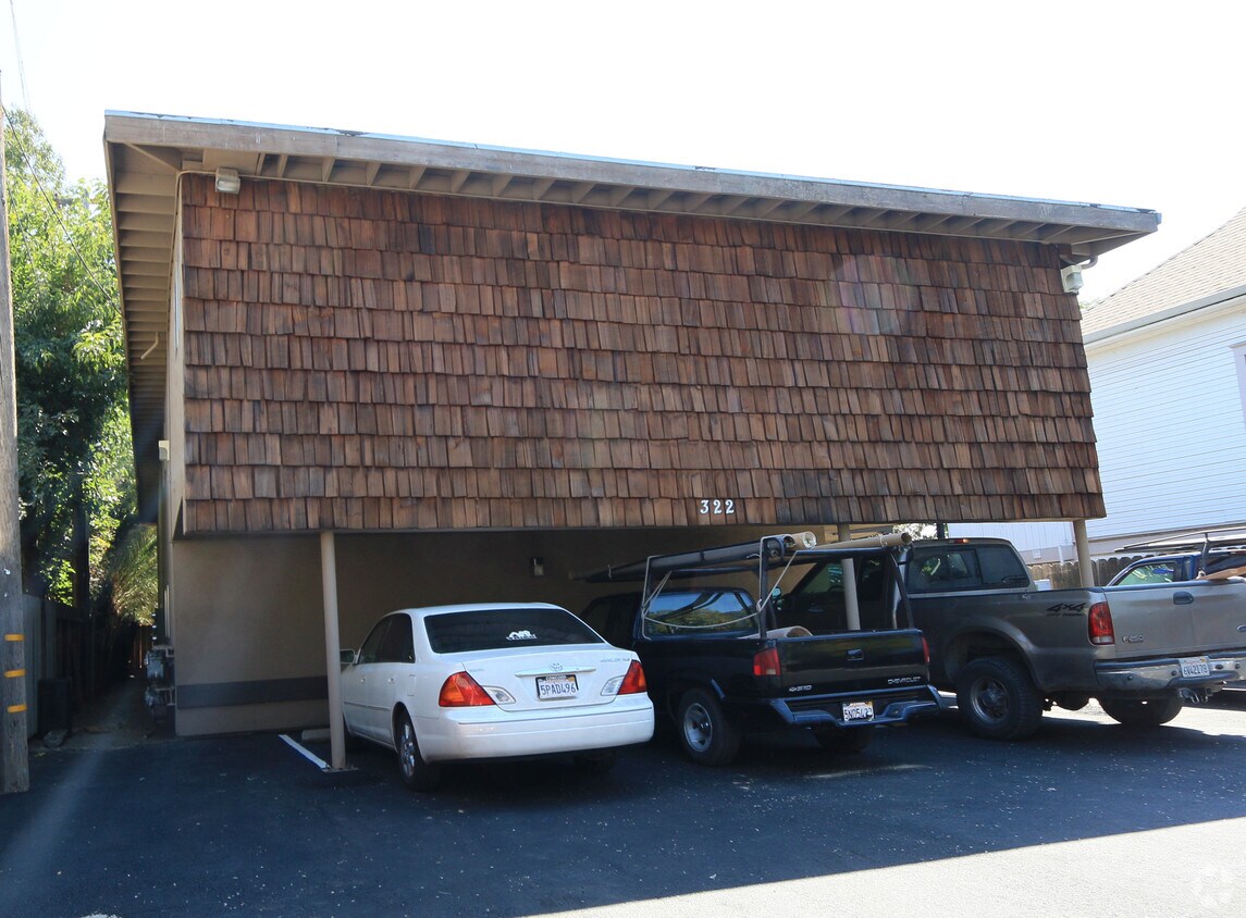Building Photo - 322 W Oak St