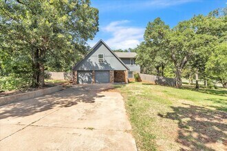 Building Photo - 9710 N Oak Cliff Dr