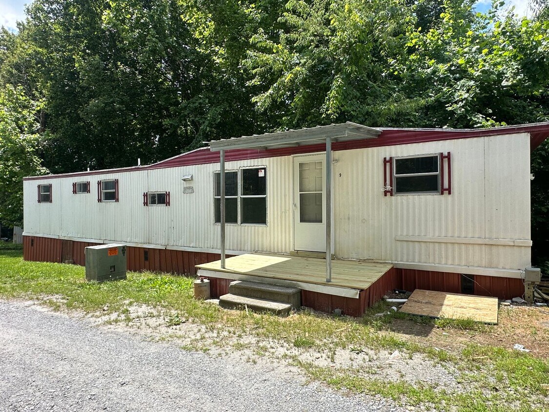 Primary Photo - Updated single wide. Water/lawn care inclu...