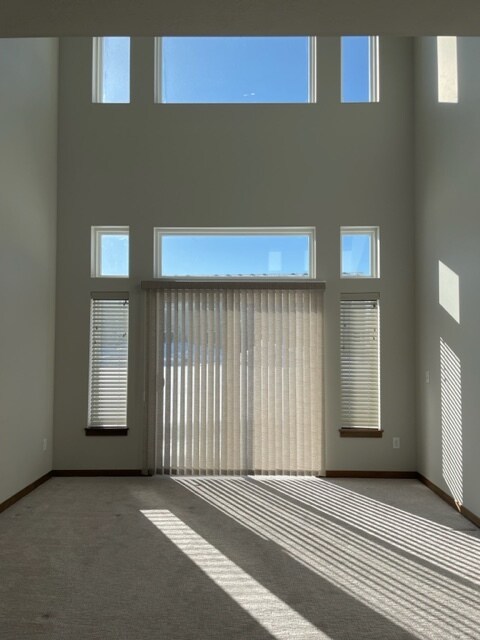 Techos de 5,5 metros en la sala de estar. - 6142 S Alki Pl