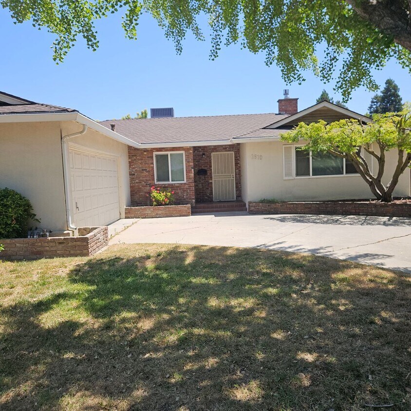 Primary Photo - Charming 3 Bedroom Home with Sunroom