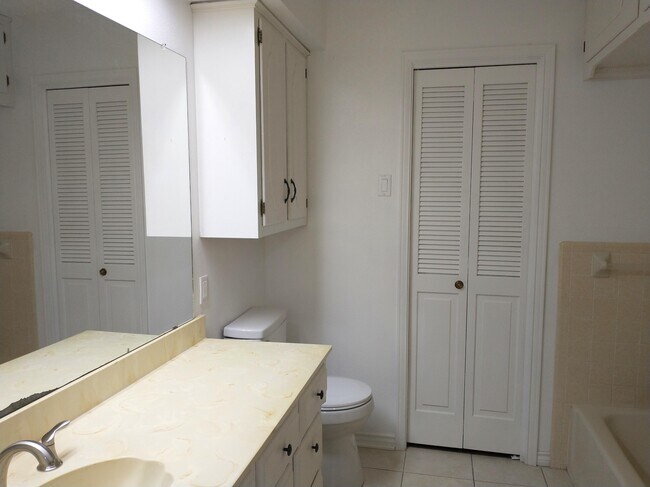Foto del edificio - 606 Hillcrest Cir