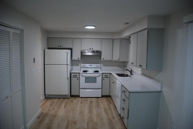 Building Photo - 1557 North Emerald Dr.