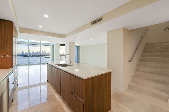 Foto del edificio - 1500 Bay Dr E