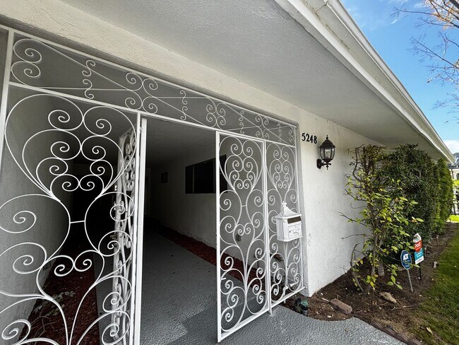 Foto del edificio - Los Feliz Hills 4 Bed/4 Bath Home Availabl...