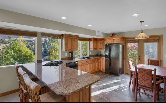 Deluxe Kitchen - 3521 N Moose Hollow Dr