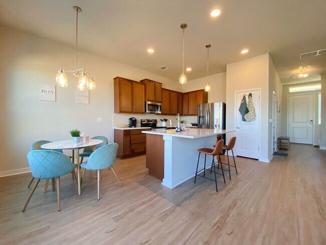 Building Photo - FIRST MONTH FREE! Fully-furnished 3bd Sing...