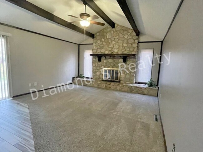 Foto del edificio - Charming 3 Bedroom Home Available Early July!