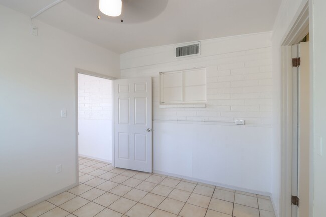 Building Photo - 3 Bedroom with Bonus Room and with Large Y...