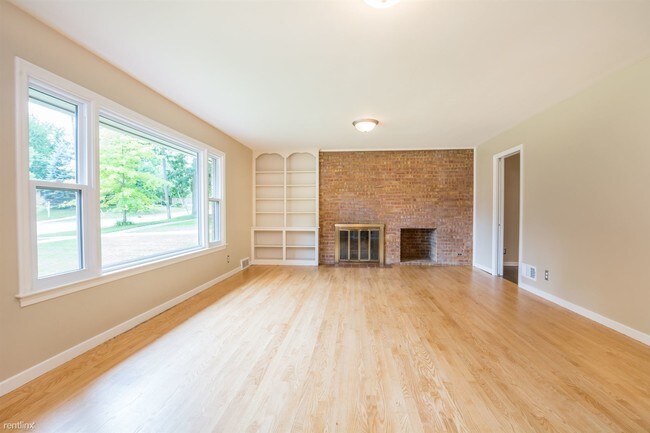 Building Photo - 1503 Breton Rd SE