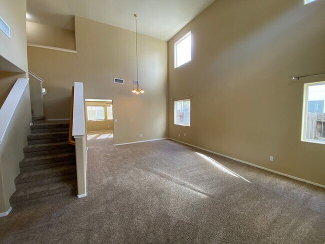 Building Photo - NW Two Story Visalia Home Available Now!