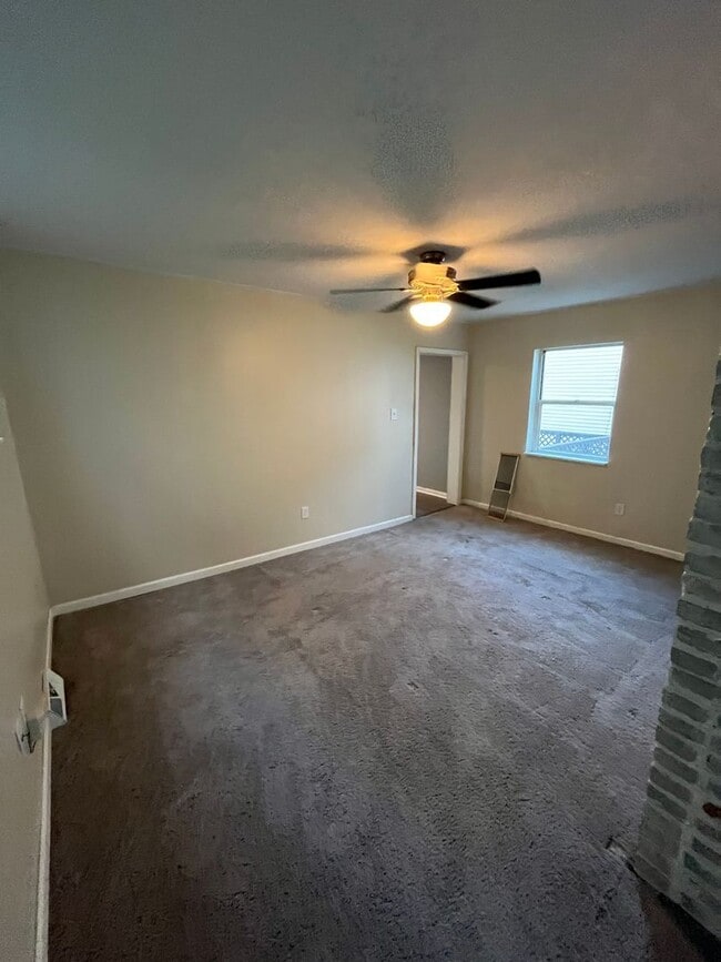 Foto del edificio - Three Bed, Two Bath with 2 Car Garage in N...