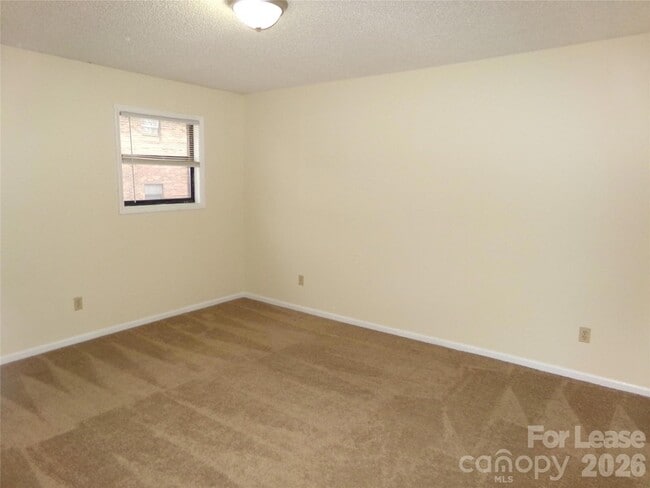 Building Photo - 100 Fairway St