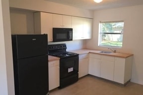 Interior Photo - 1013-1015 Beecher St