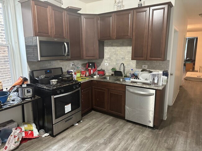 Kitchen and more appliances - 825 S Laflin St