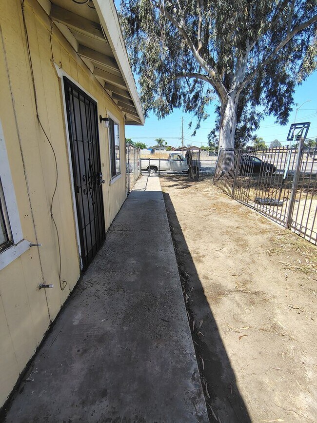 Foto del edificio - 2 Bed / 1 Bath – Gated Unit with Private Patio | Bakersfield