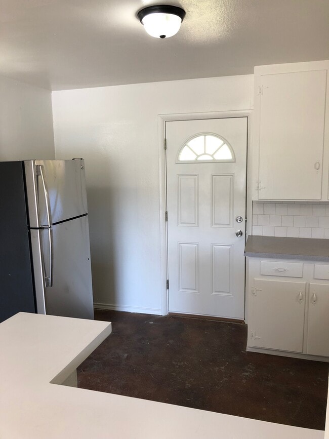 Puerta de cocina y refrigerador - 5229 Curzon Ave