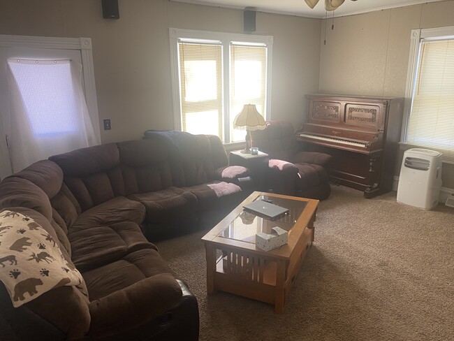 Living room - 521 Forest Ave