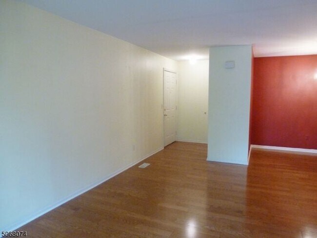 Foto del edificio - 111 Jamestown Rd