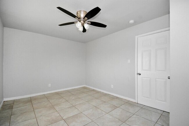 Foto del edificio - 8127 Colonial Ln