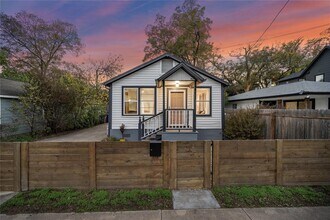 Building Photo - 2213 Santa Rita St
