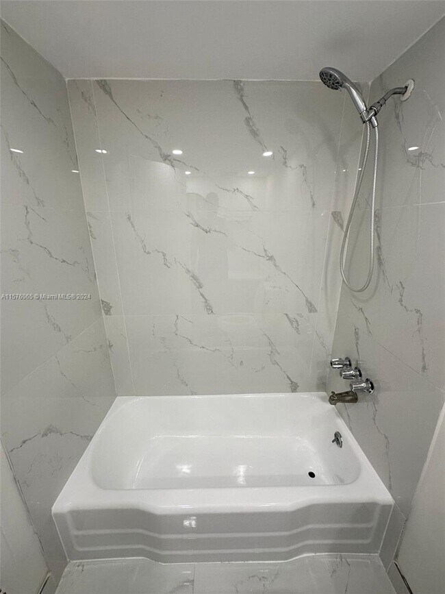 Foto del edificio - 1520 NE 56th St