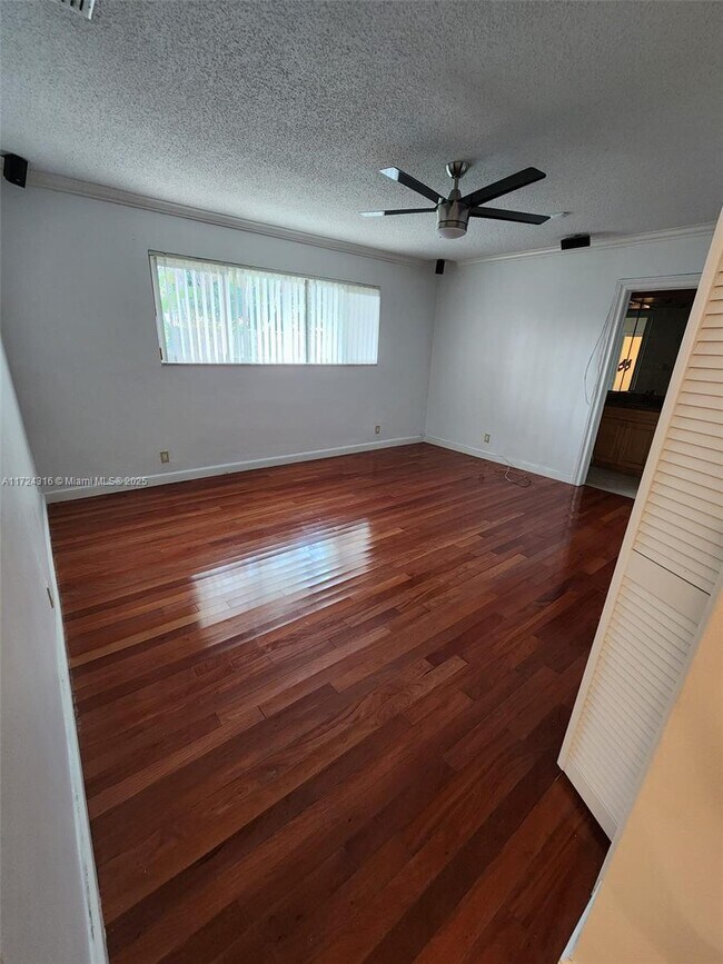 Building Photo - 3 bedroom in Hollywood FL 33020