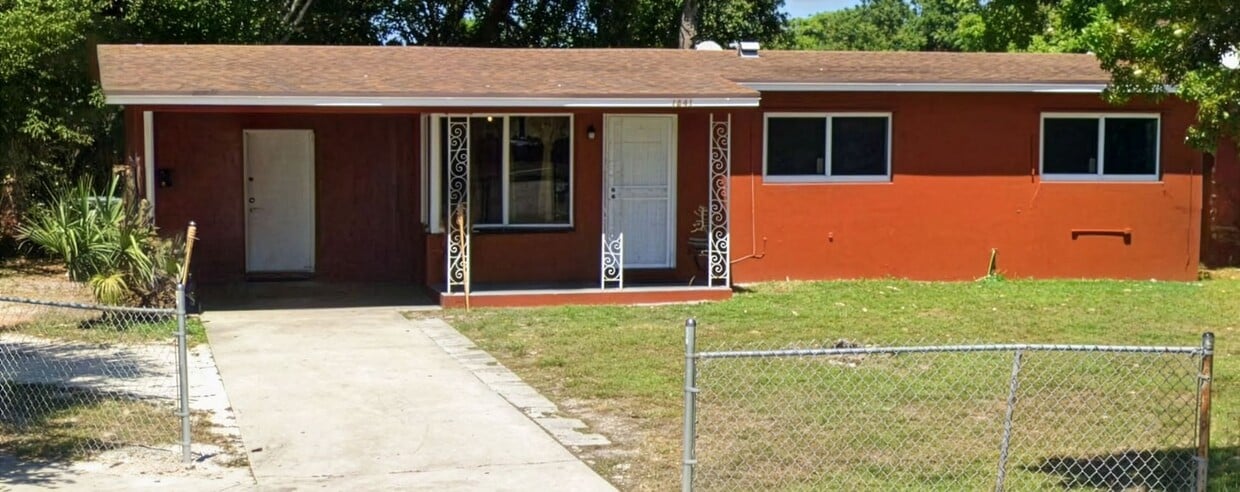 Building Photo - 3-1 House with Central AC