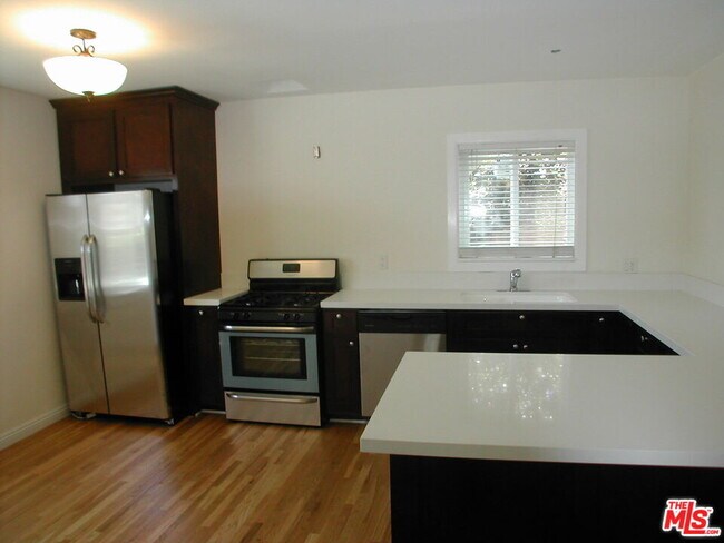 Foto del edificio - 2221 Ocean Park Blvd