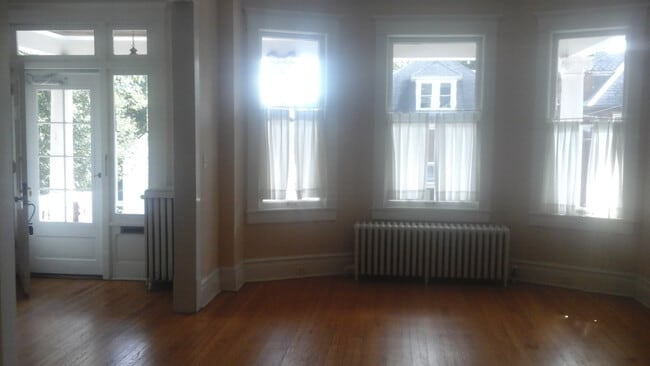 Building Photo - Large single family home in Westside neigh...