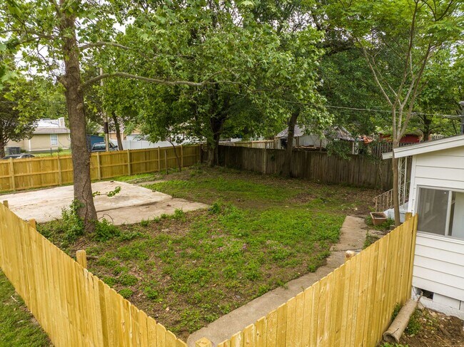 Building Photo - Freshly Updated 2 Bedroom House