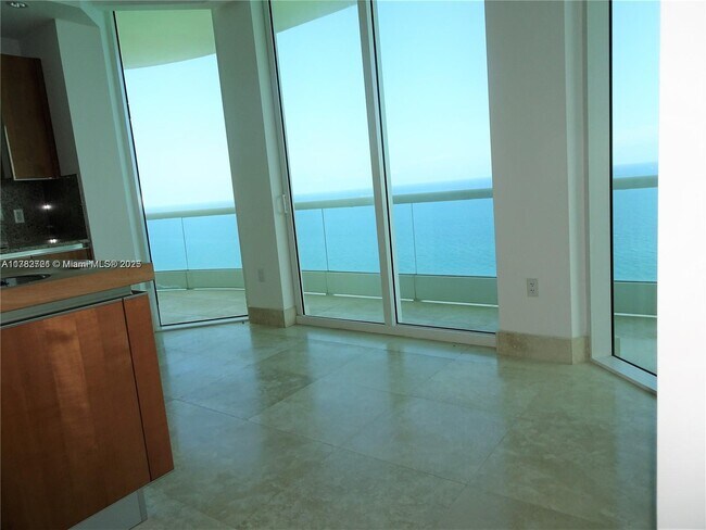 Foto del edificio - 16047 Collins Ave