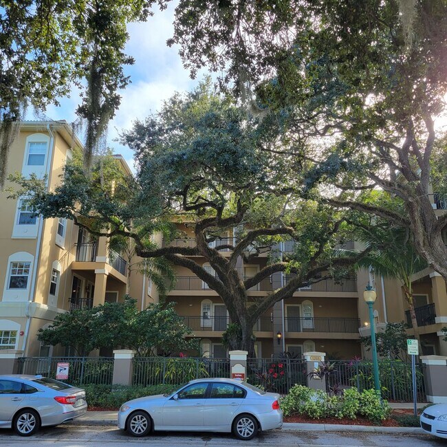 Foto del edificio - Annual turnkey furnished (optional) renovated luxury 2/2 condo downtown Sarasota at Broadway Prom...