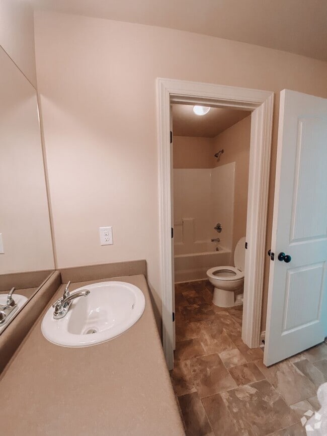 Building Photo - 1532 Middleton Dr