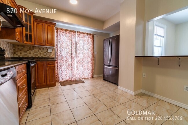 Building Photo - Large Walkerville home with finished loft,...