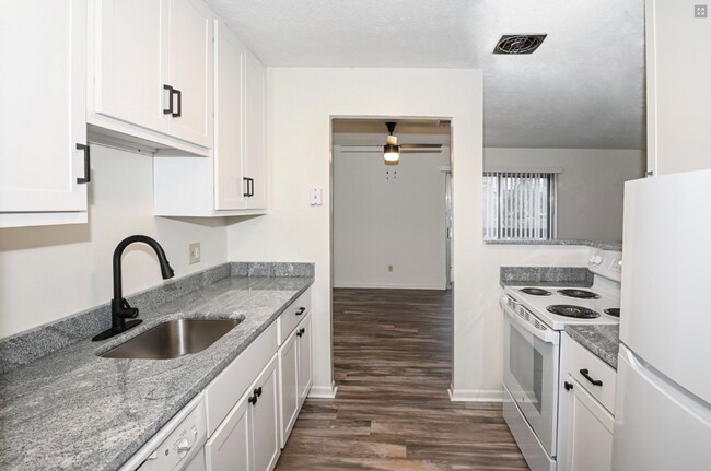 Building Photo - 5462 Beechmont Ave