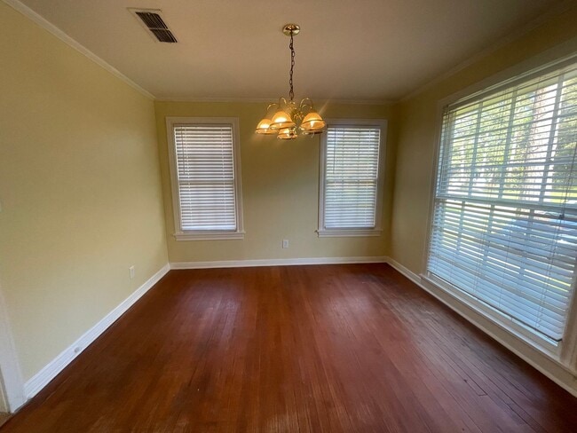 Building Photo - Spacious Inside & Out!