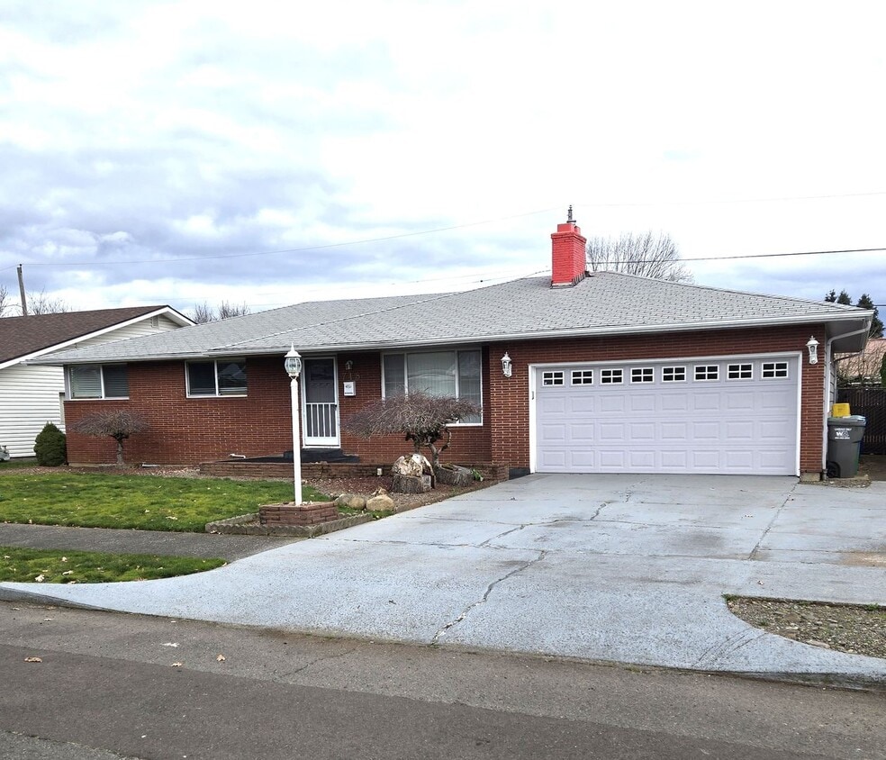 HUGE Bonus room ! Remodeled ! Hardwood Flooring Throughout & New Carpet in Bedrooms, Tile, Grani... - Remodeled !  Hardwood Flooring Throughout & New Carpet in Bedrooms, Tile, Granite, Large Living r...