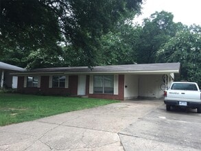Building Photo - 13 Meadowbrook Dr