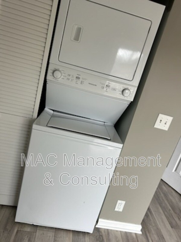 Building Photo - 1010 Country Club Rd