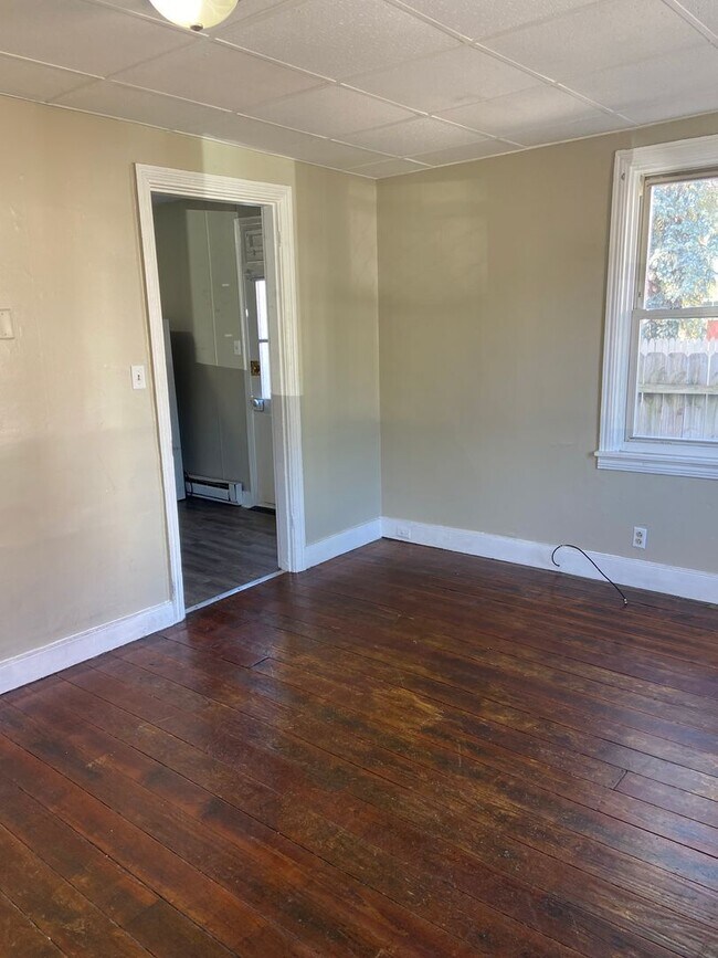 Building Photo - 2 Bedroom, 1 Bath House (3 blocks North of...