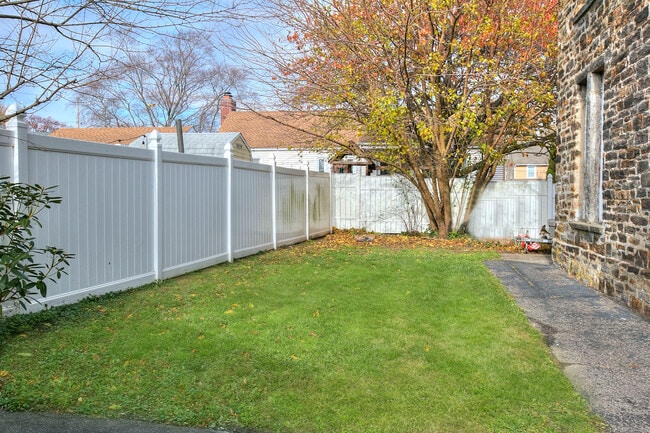 Building Photo - 300 Soundview Ave