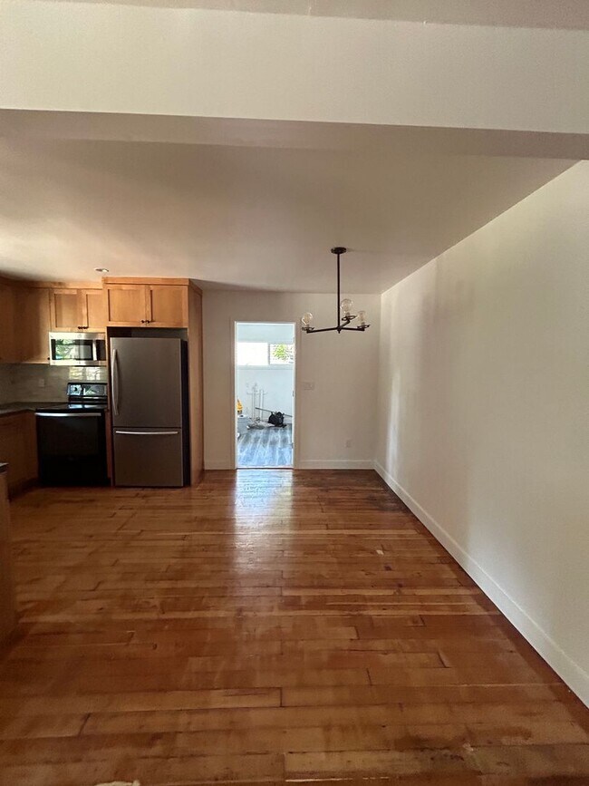 Building Photo - Cute and Spacious Chalet Available for Lon...