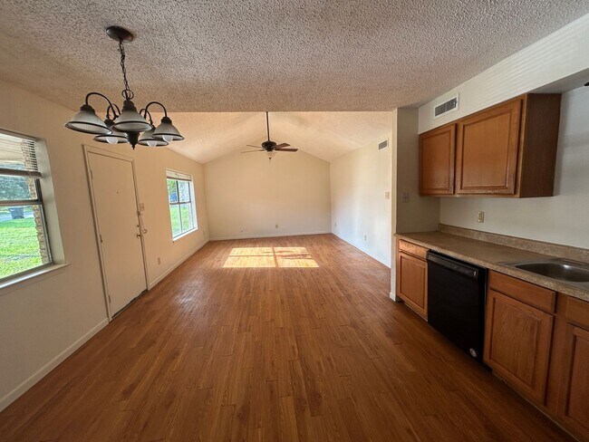 Building Photo - Walking Distance to Kraft Park /  .6 Miles...