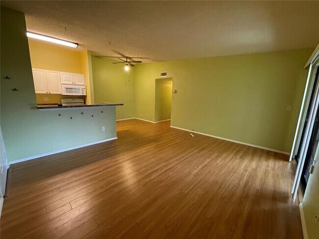 Foto del edificio - 6012 Laketree Ln