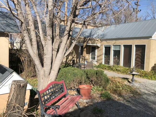 Foto del edificio - 718 Mountain Rd NW