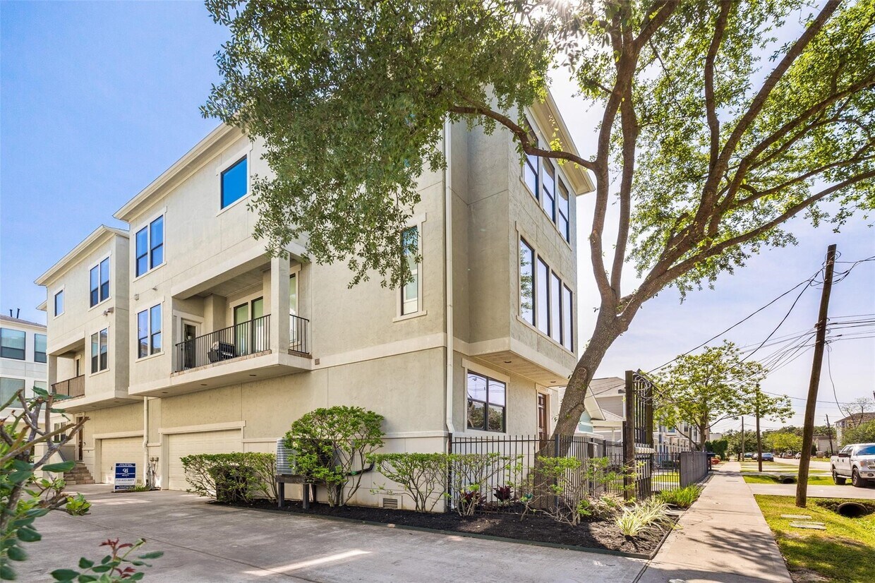 Foto principal - 1320 W 25th St