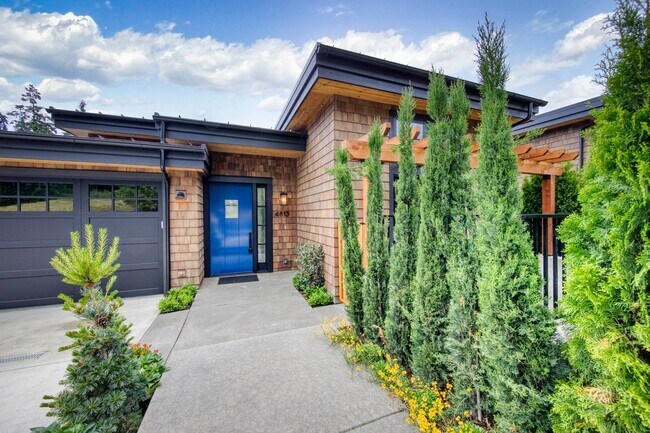Building Photo - Beatiful Newer Luxury Townhouse with Water...