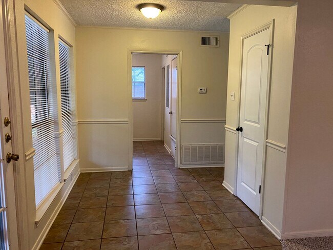 Foto del edificio - 3 BEDROOM, CORNER LOT