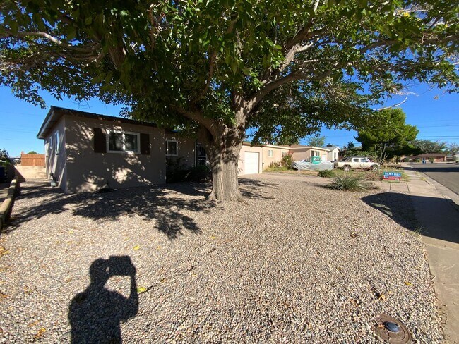 Building Photo - 3 Bedroom Single Story Home Available Near...